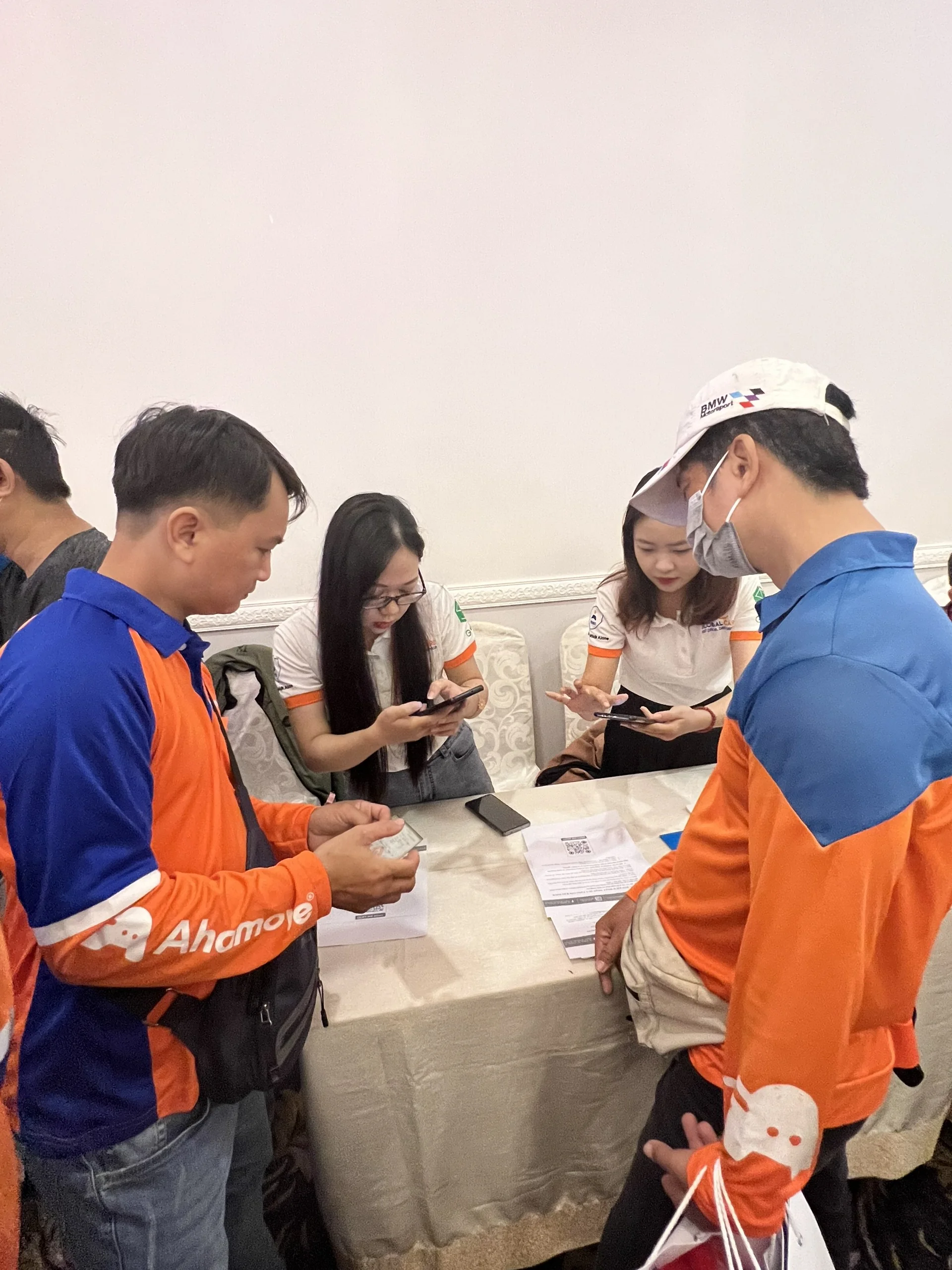 hinh_anh_cac_bac_tai_ahamove_dang_thao_tac_de_nhan_giay_chung_nhan_bao_hiem_tai_nan_tomato_va_bao_hiem_tnds_bb_xe_may
