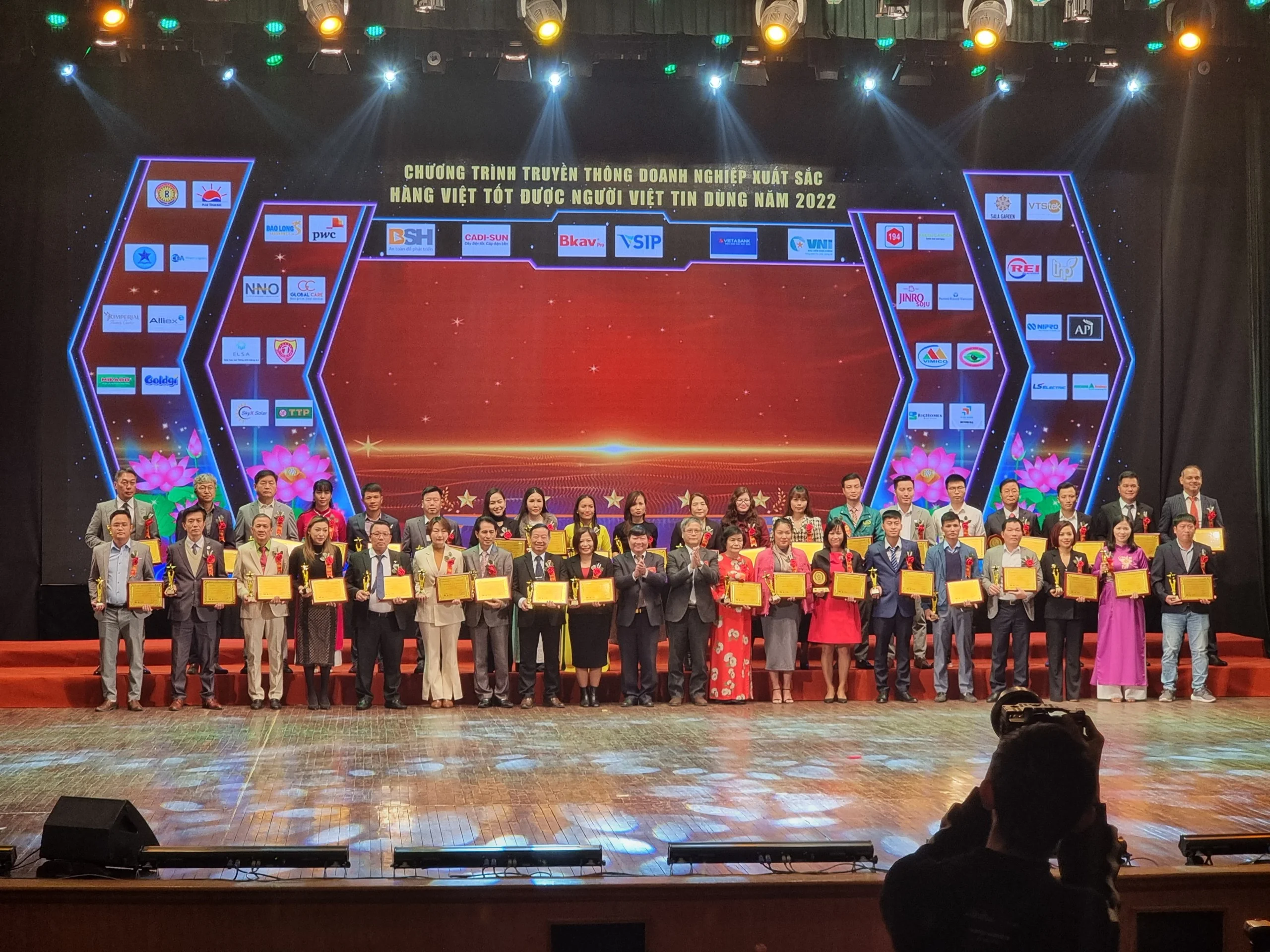 Global_Care_nhan_cup_va_bang_khen_hang_viet_tot