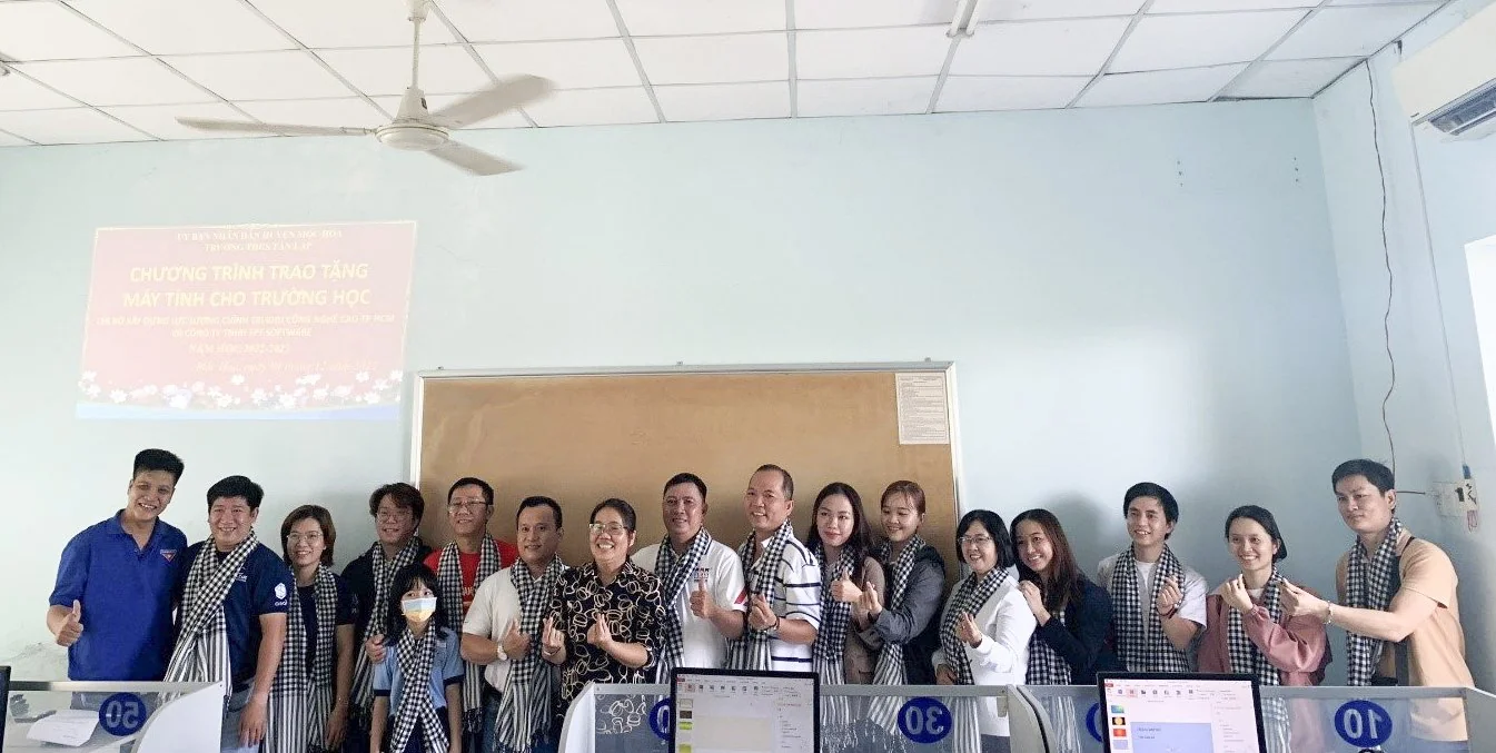 Cac-thanh-vien-co-mat-tai-chuyen-cong-tac-thien-nguyen-tai-huyen-Moc-Hoa